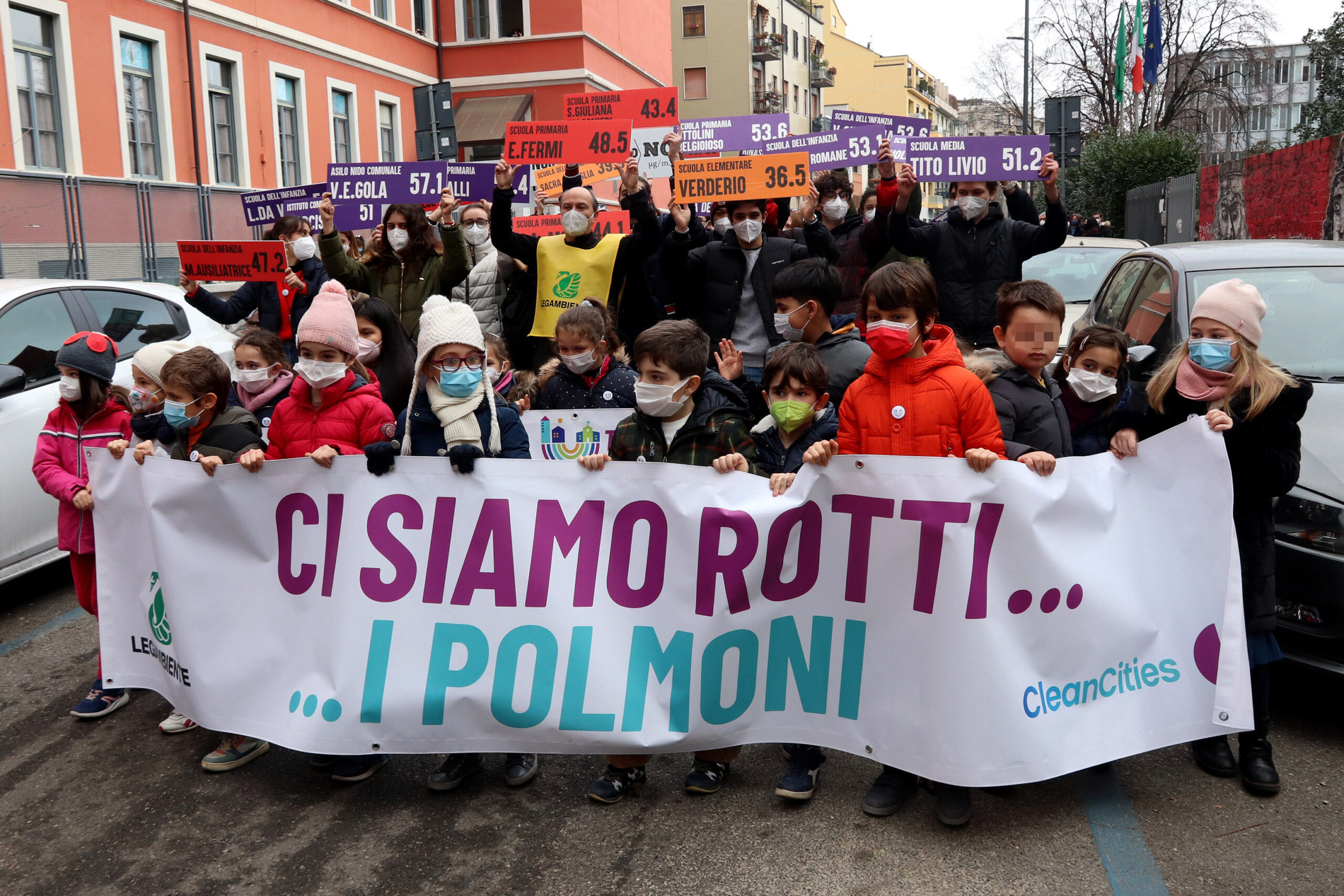 Manifestazione di Legambiente a Milano contro l'inquinamento. Milano è tra le città ad eccessiva concentrazione di NO2 [foto:i magoeconomica]