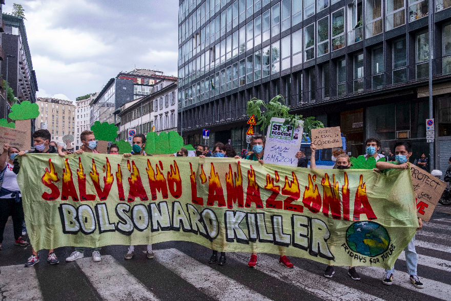 Manifestazione ecologista davanti il Consolato brasiliano in Italia [foto: imagoeconomica]