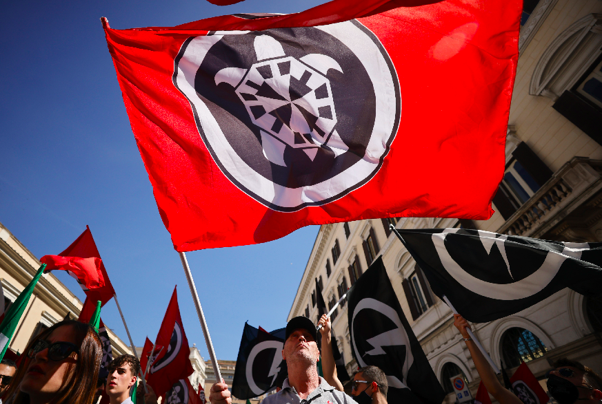 Bandiere di Casapound durante una manifestazione [foto: imagoeconomica]