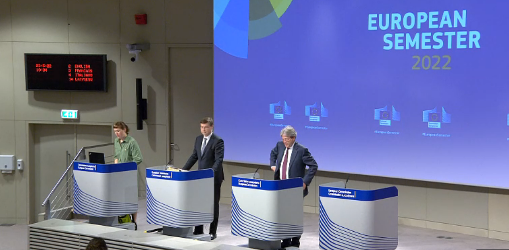 I commissari Valdis Dombrovskis (sinistra) e Paolo Gentiloni, durante la presentazione delle raccomandazioni per Paese [Bruxelles, 23 maggio 2022]