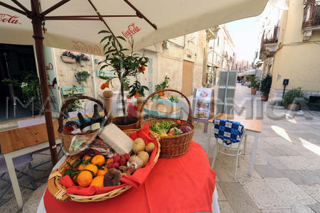 CENTRO STORICO VIA PALAZZO DI CITTA  RISTORAZIONE  TAVOLI  SEDIE OMBRELLONI  DEHORS