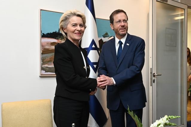 Ursula von der Leyen insieme al presidente israeliano Isaac Herzog