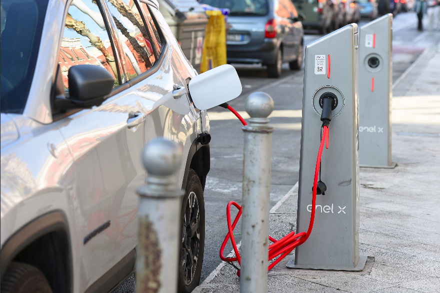 Stazione di ricarica elettrica. L'UE mostra ritardi e divari da colmare [foto: imagoeconomica]