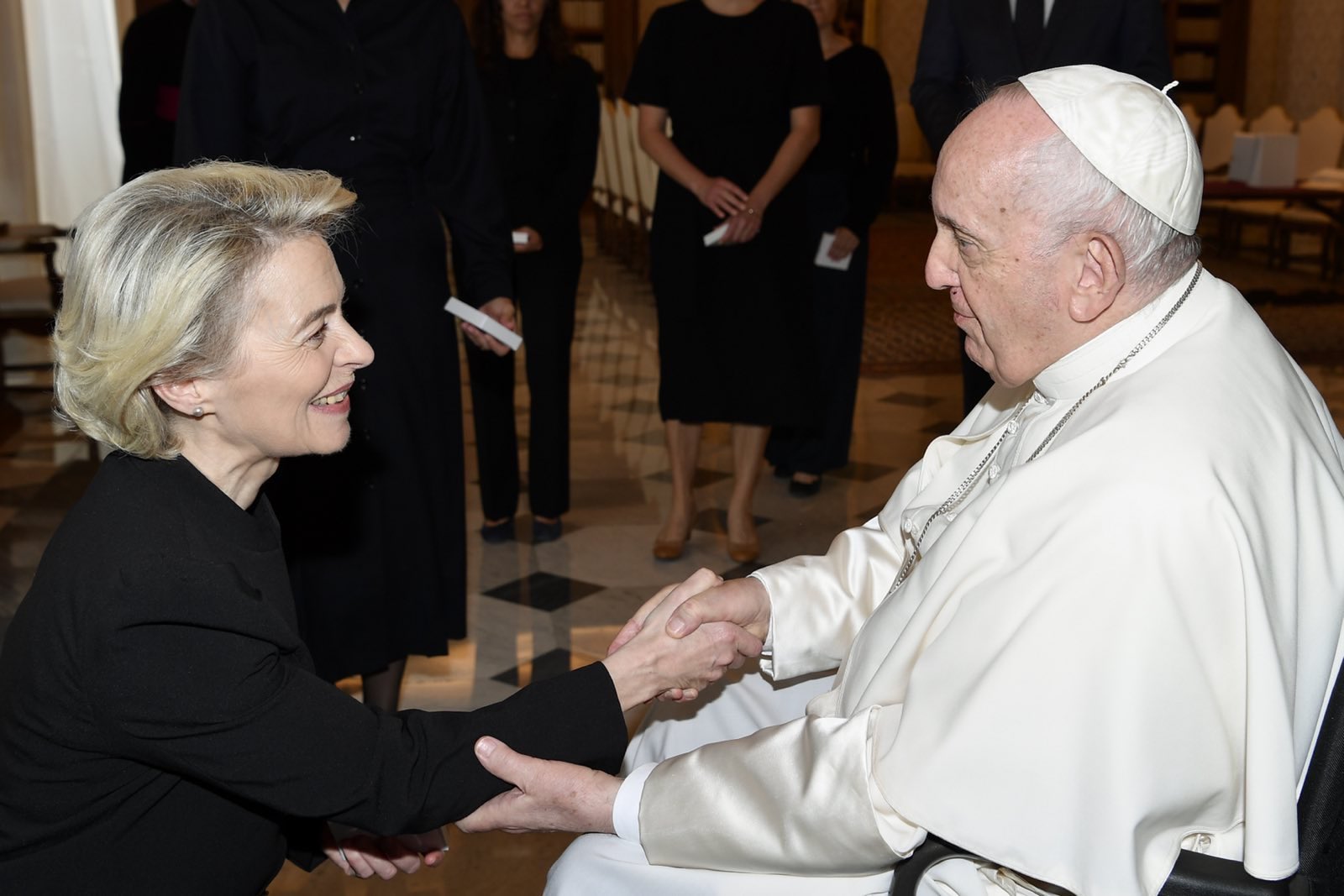 La presidente della Commissione UE, Ursula von der Leyen, con Papa Francesco [foto: Ursula von der Leyen, account twitter]