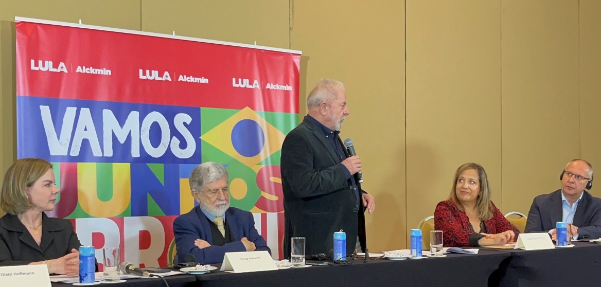 Un momento della conferenza stampa di Lula (in piedi) Garcia, a destra, e Stanishev, ultimo a destra