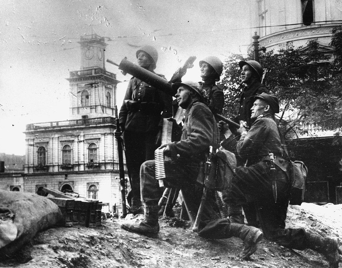 Soldati polacchi difendono Varsavia durante l'invasione del 1939. La Polonia di oggi chiede i danni [foto: Wikimedia Commons]