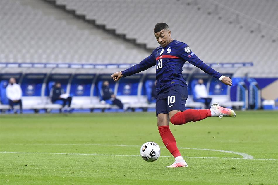 Kylian Mbappé con la maglia della nazionale francese. Il suo rinnovo con il Psg è motivo di interrogazione parlamentare a Bruxellees