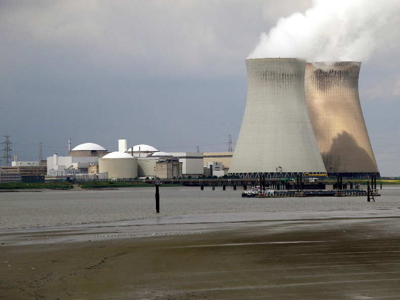 Centrale nucleaere di Doel, in Belgio [foto: Wikimedia Commons]