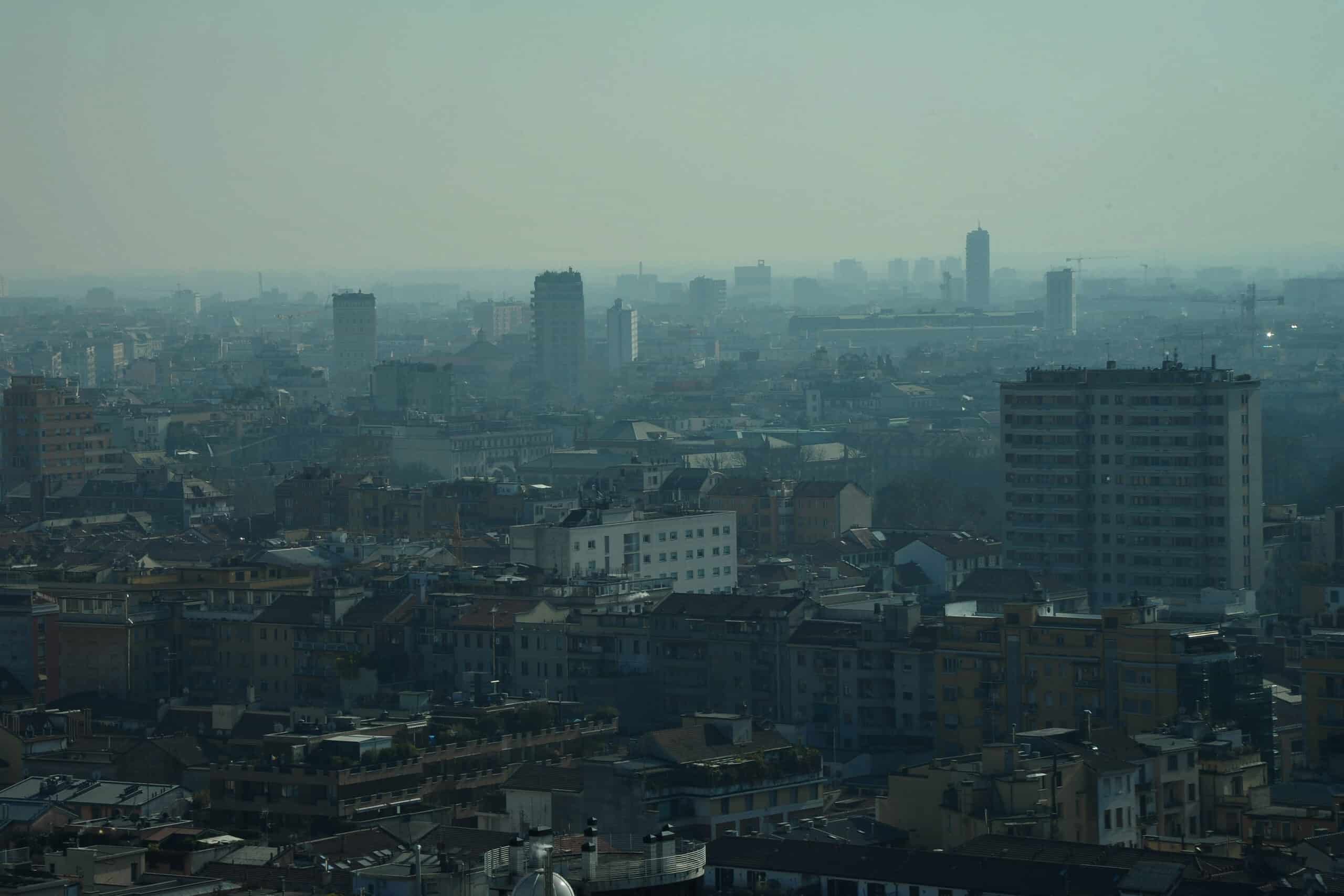 Milano, veduta aerea della città da stazione centrale [foto: Imagoeconomica]