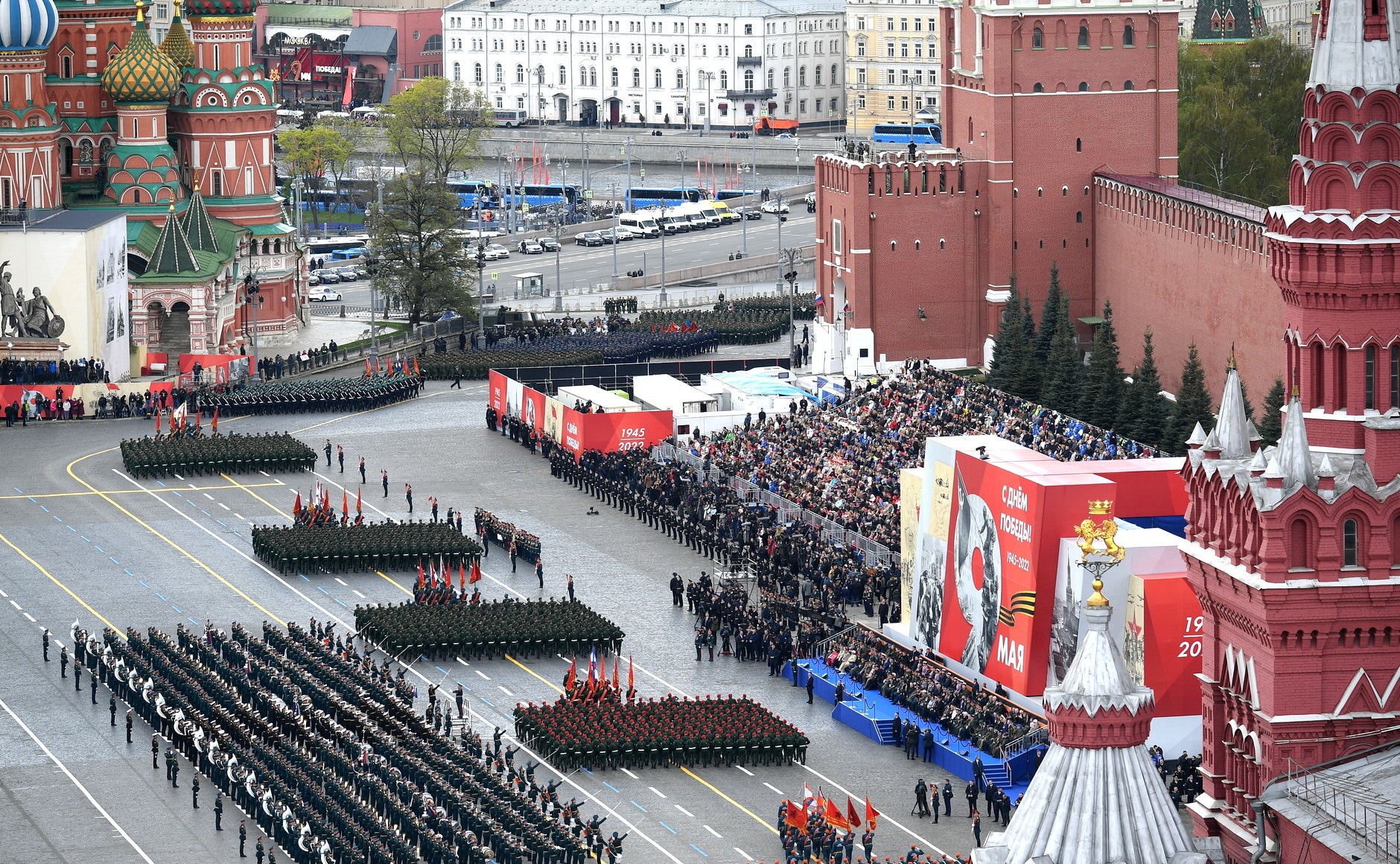 Mosca, parata militare per il giorno della vittoria. Il Parlamento Ue dichiara la Russia "sponsor del terrorismo"