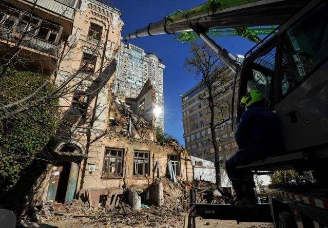 Un soccorritore rimuove le macerie da un edificio residenziale distrutto da un attacco di droni kamikaze nel centro di Kiev Fonte: CE - Servizio audiovisivo