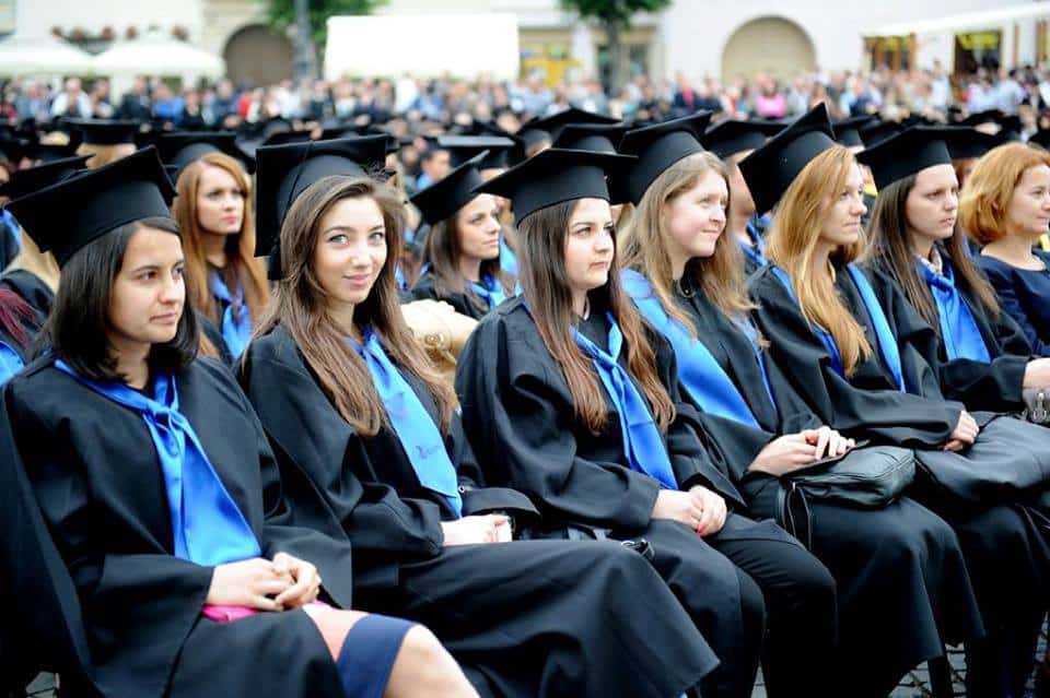 Cerimonia di laurea. La vive il 41,2 per cento degli europei e il 28,3 per cento degli italiani