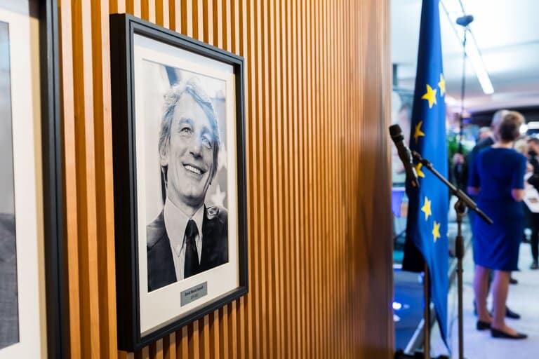 Il ritratto di David Sassoli viene esposto nella galleria degli ex presidenti al Parlamento di Bruxelles (30 marzo 2022)