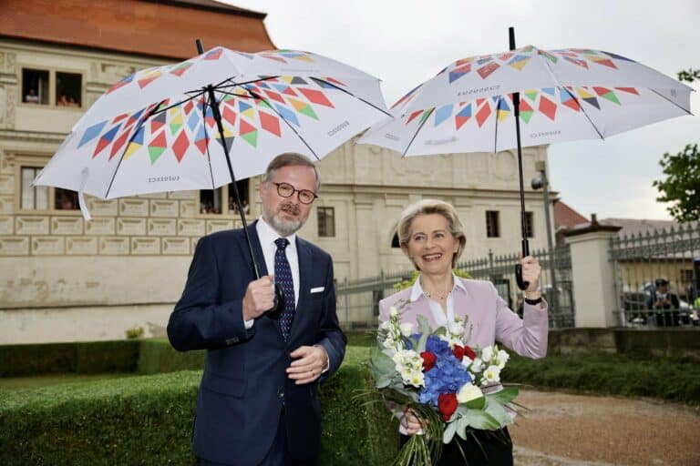 Ursula von der Leyen a Litomyšl, in Repubblica ceca, al fianco del primo ministro, Petr Fiala