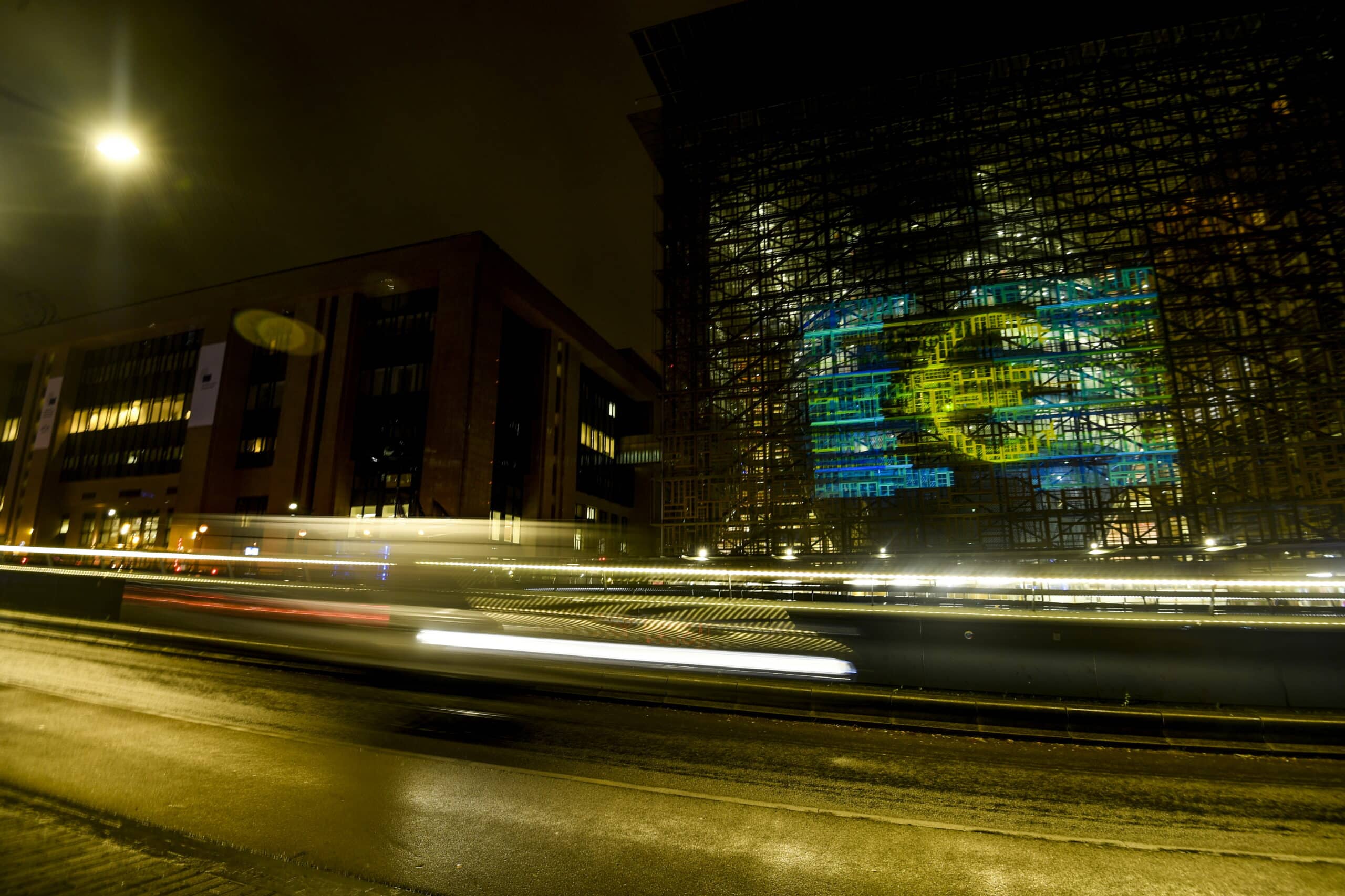 Il simbolo della moneta unica illumina la sede del Consiglio Ue, a Bruxelles. La Croazia si prepara al passaggio kuna-euro