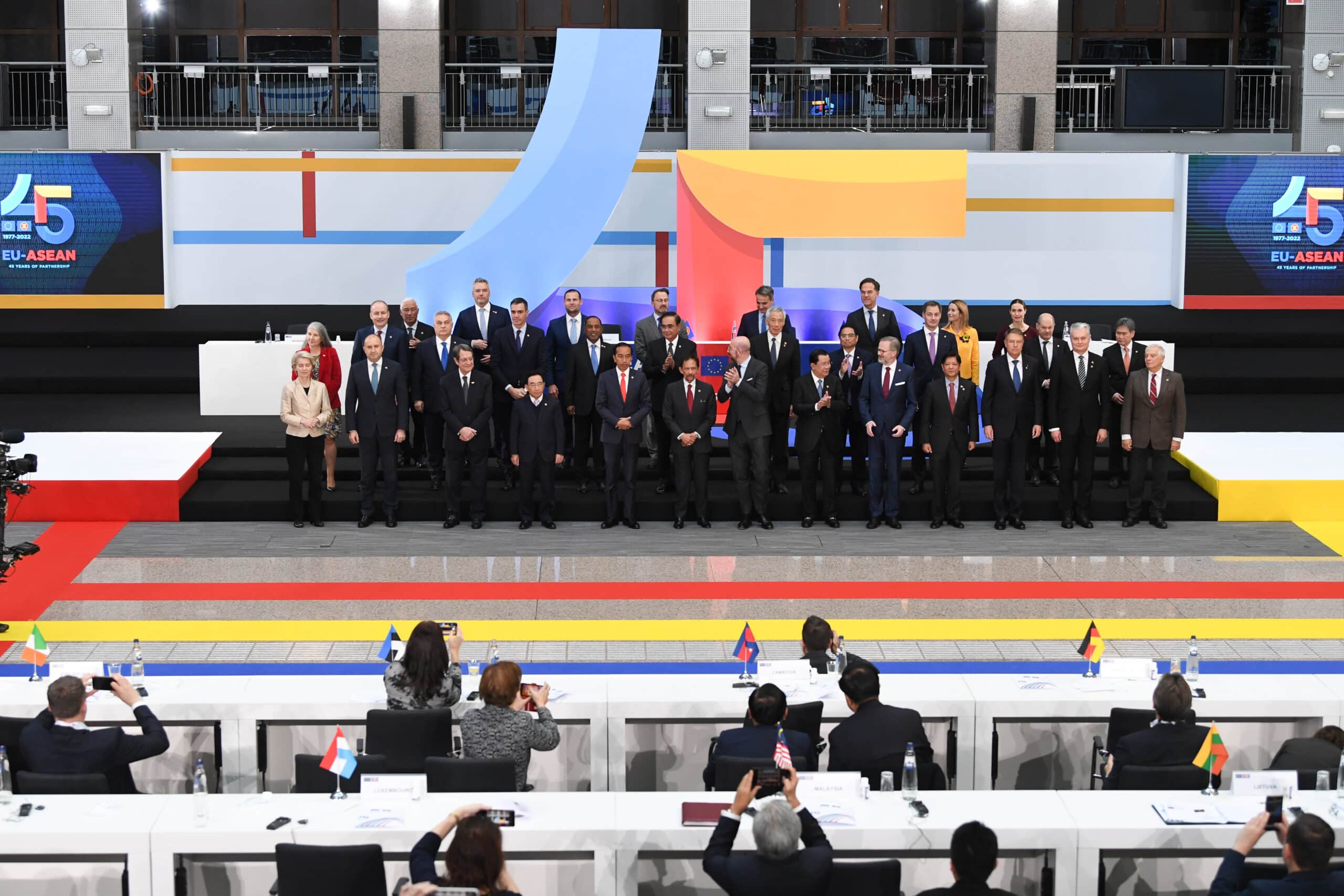 Foto di famiglia Ue-Asean. Il summit Alla fine del summit asiatico contro le annessioni russe in Ucraina