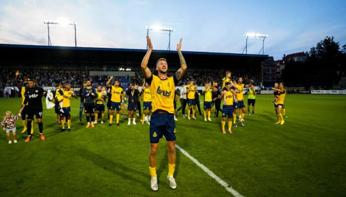 Siebe Van der Heyden celebra con i tifosi dell'USG la vittoria nel derby contro l'Anderlecht [28 agosto 2022 foto: Royal Union Saint Gillois, sito del club]