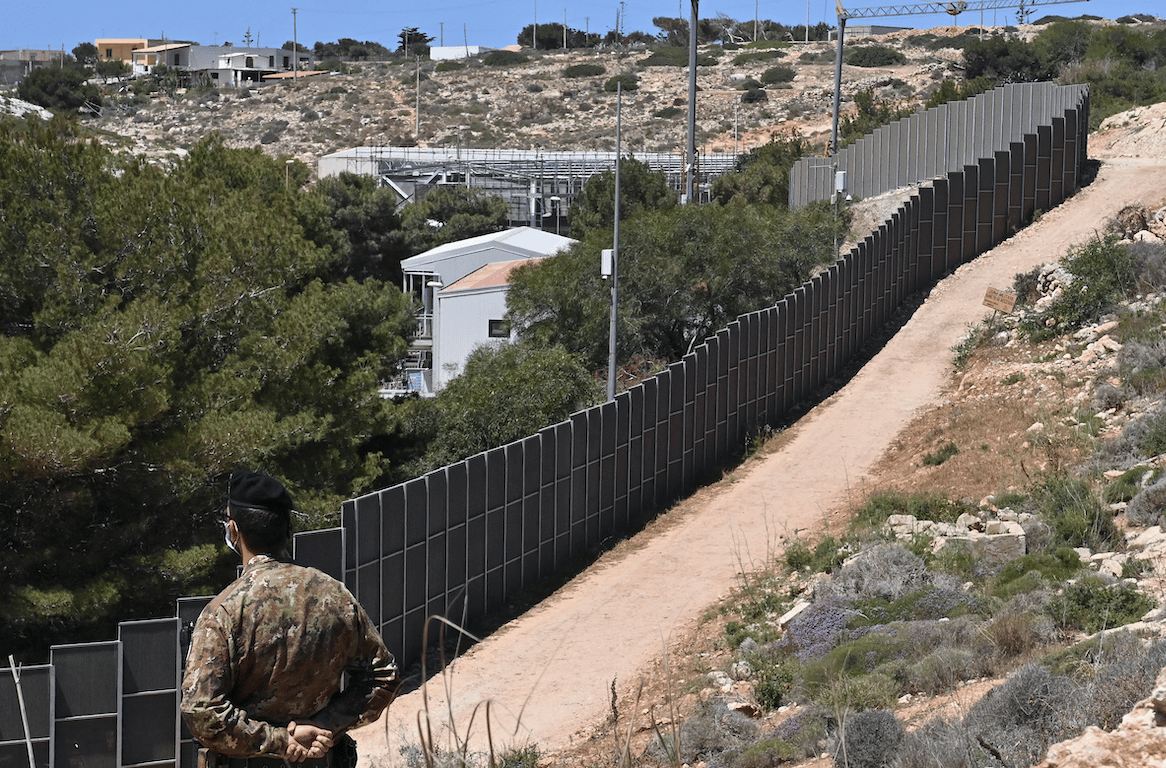 Muri Hotspot Lampedusa Migranti Italia