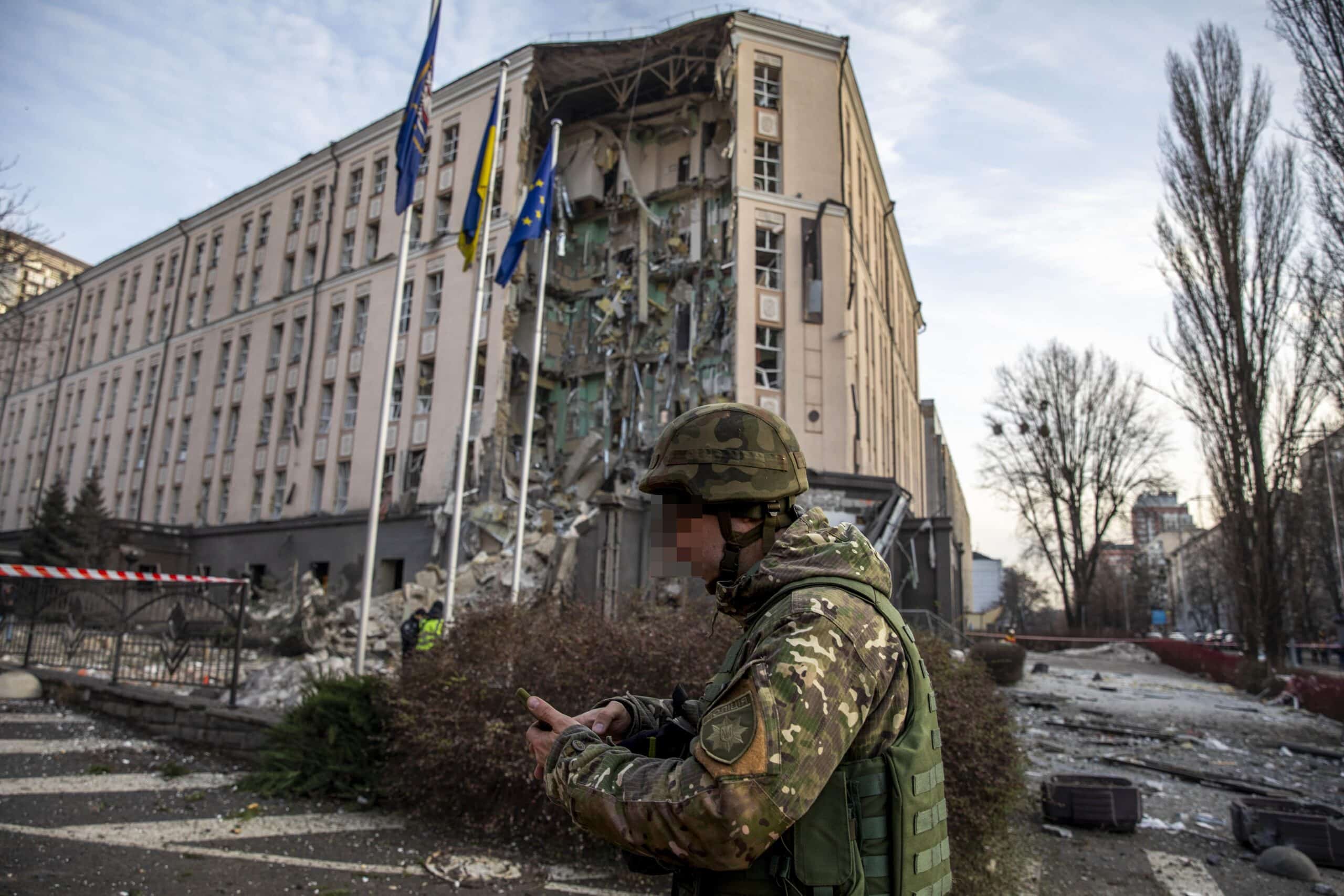 Hotel colpito dall'attacco missilistico russo. Una delle immagini di un anno di guerra in Ucraina