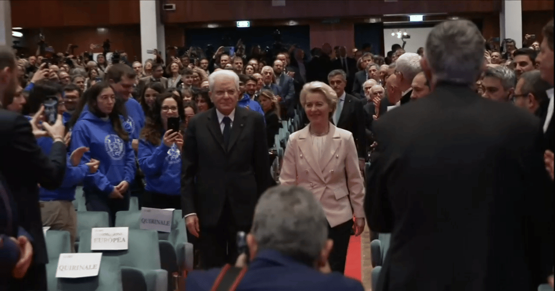 Il presidente della Repubblica, Sergio Mattarella, con la presidente della Commissione Ue, Ursula von der Leyen. Quest'ultima promette impegno per una risposta europea alla questione migratoria