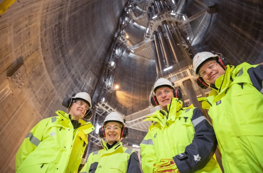 Da sinistra: il primo ministro norvegese Jonas Gahr Støre, il presidente della Commissione UE Ursula von der Leyen, il segretario generale della NATO Jens Stoltenberg e il CEO Anders Opedal.
(Foto: Ole Jørgen Bratland / Equinor)