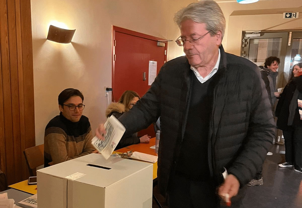 Il commissario per l'Economia, Paolo Gentiloni, vota alla primarie del PD a Flagey  [foto: Paolo Gentiloni, account Twitter]