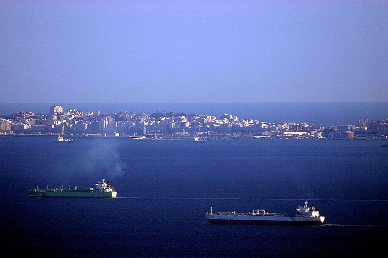 L'extraclave spagnola di Ceuta, vista dallo stretto di Gibilterra. Qui verrebbero aggirate le sanzioni Ue sul petrolio russo