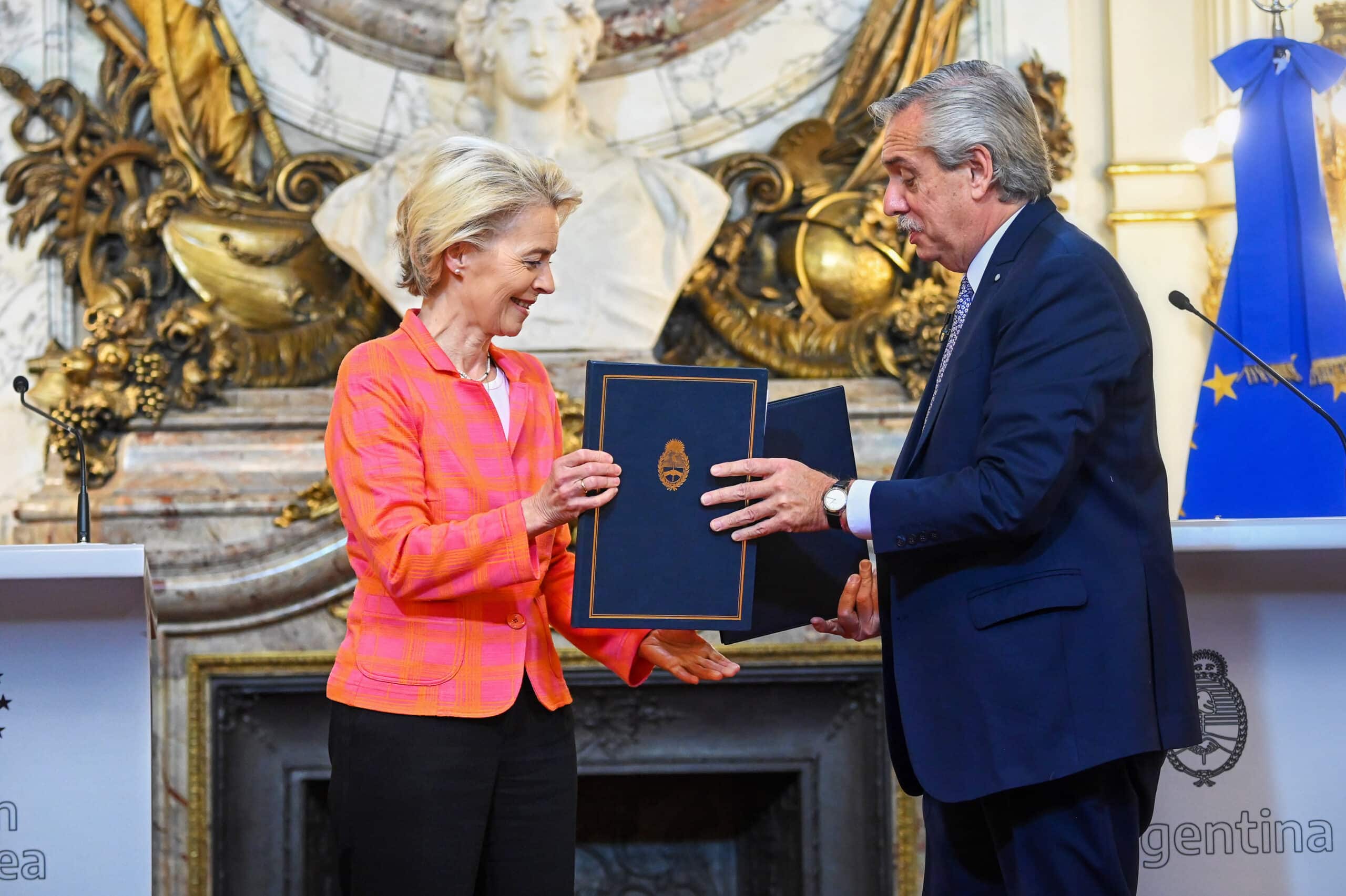 Il presidente argentino Alberto Ángel Fernández, a destra, e Ursula von der Leyen