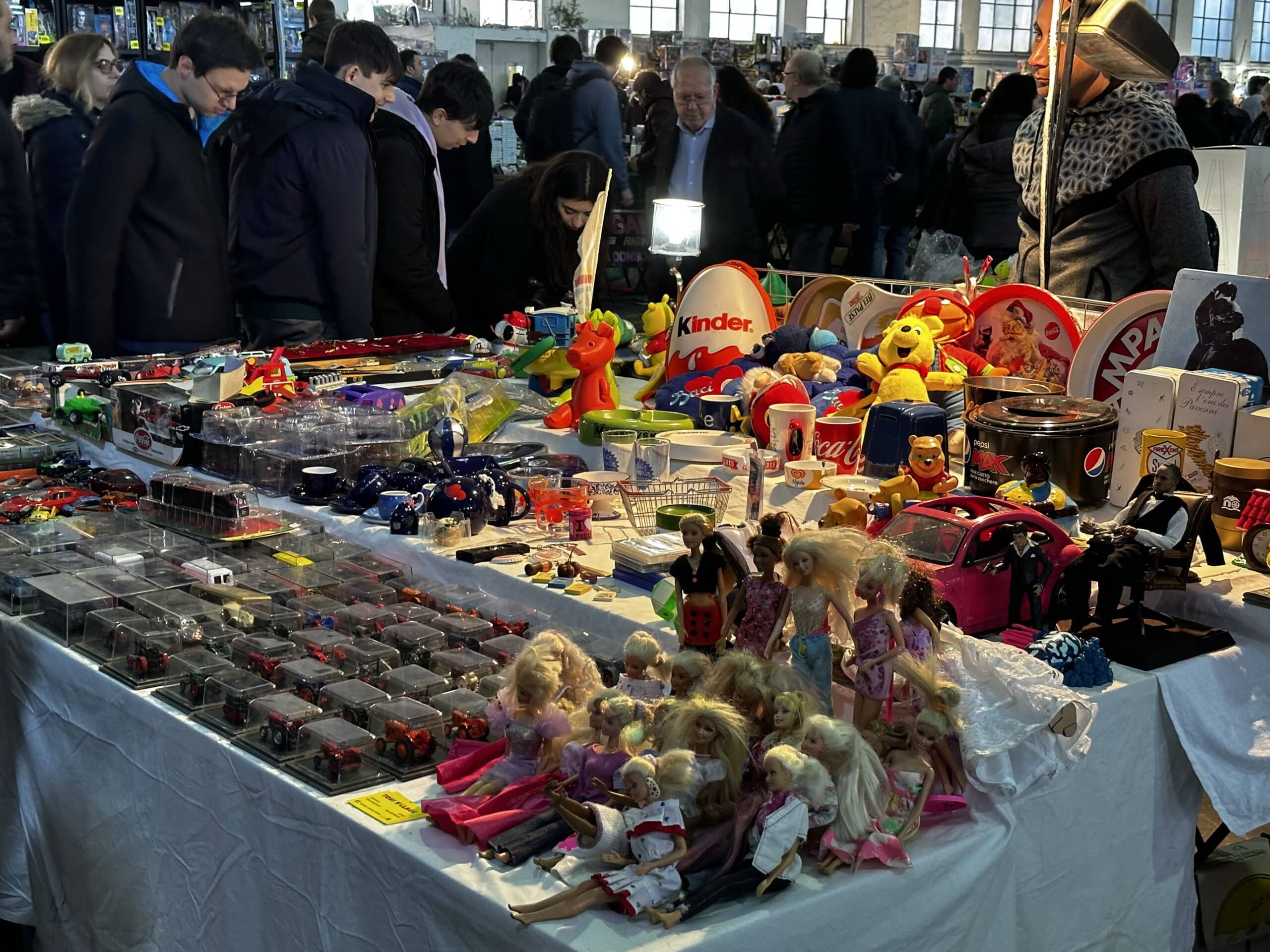 Bancarella con giocattoli a un mercatino