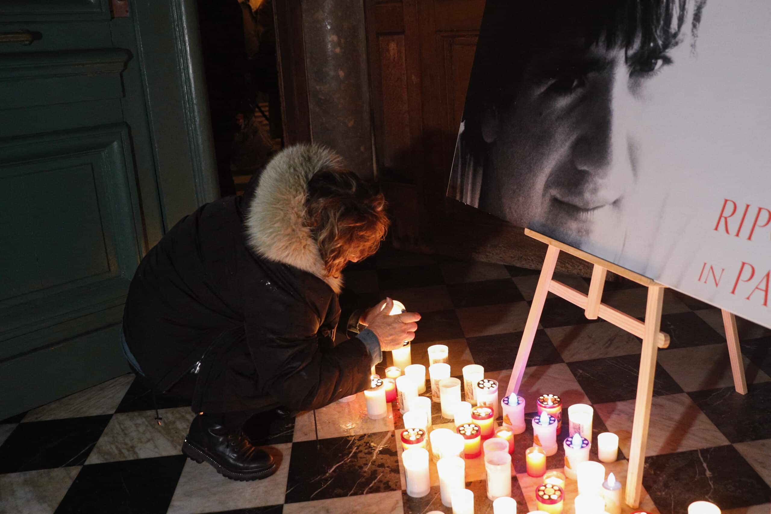 Candele accese dai cittadini di fronte a una foto di Yvan Colonna esposta di fronte alla cattedrale di Ajaccio il 2 marzo 2023, in occasione del primo anniversario dell'aggressione perpetrata ai danni dell'indipendentista corso.