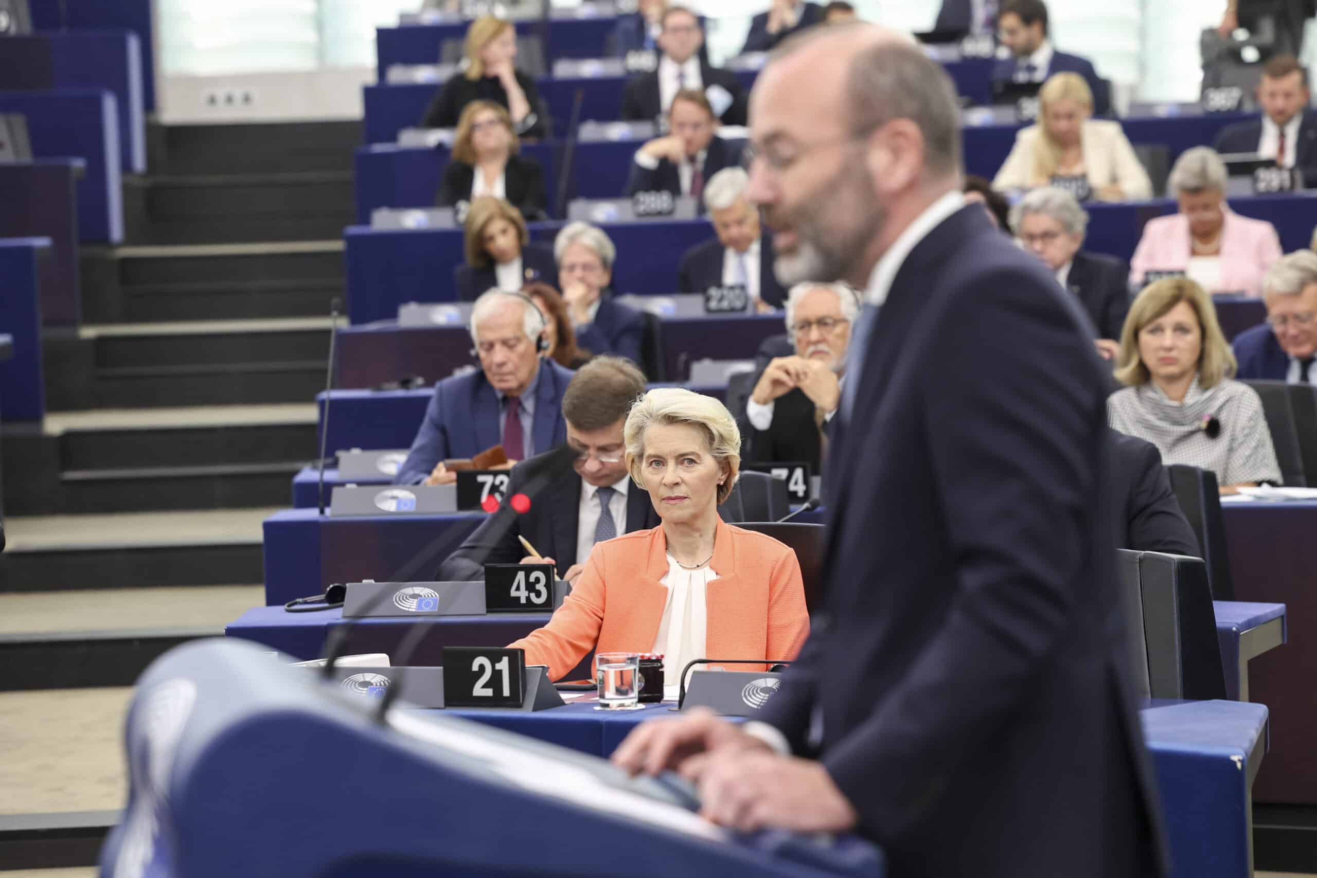 Manfred Weber e, sullo sfondo, Ursula von der Leyen