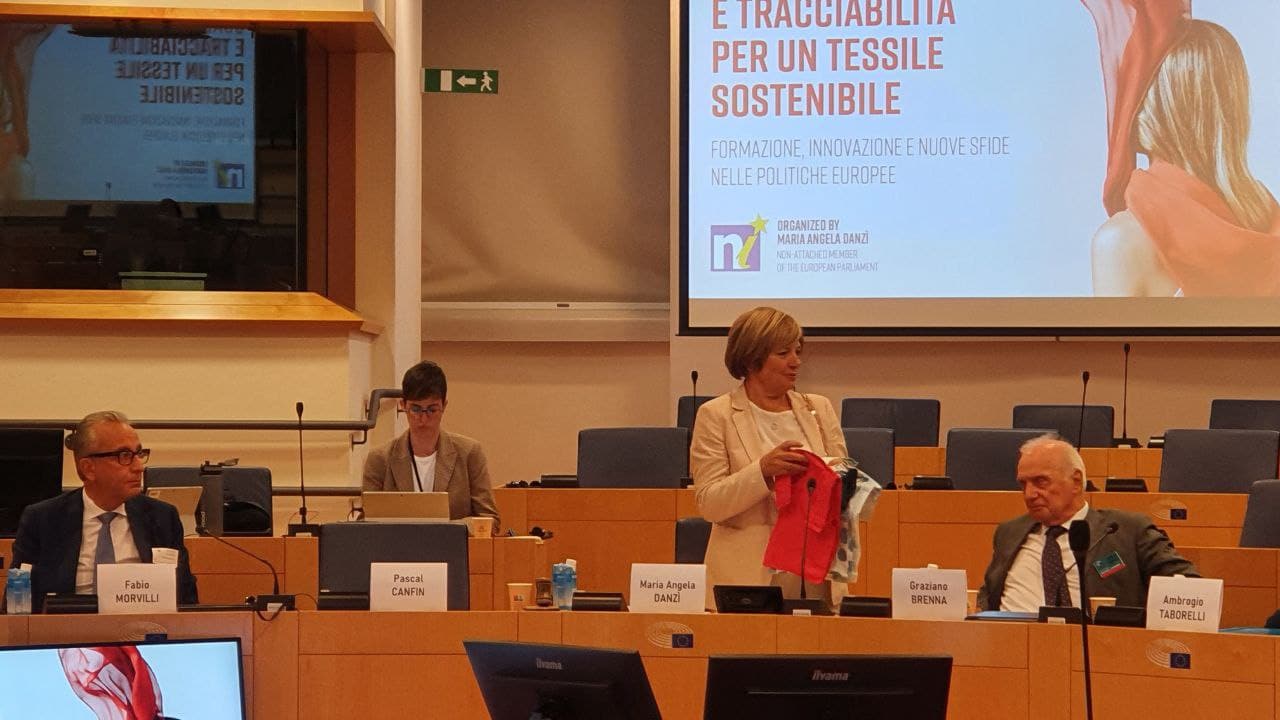 Maria Angela Danzì durante l'evento "Qualità e tracciabilità per tessile sostenibile" in difesa di una nuova etichettatura Made in Italy