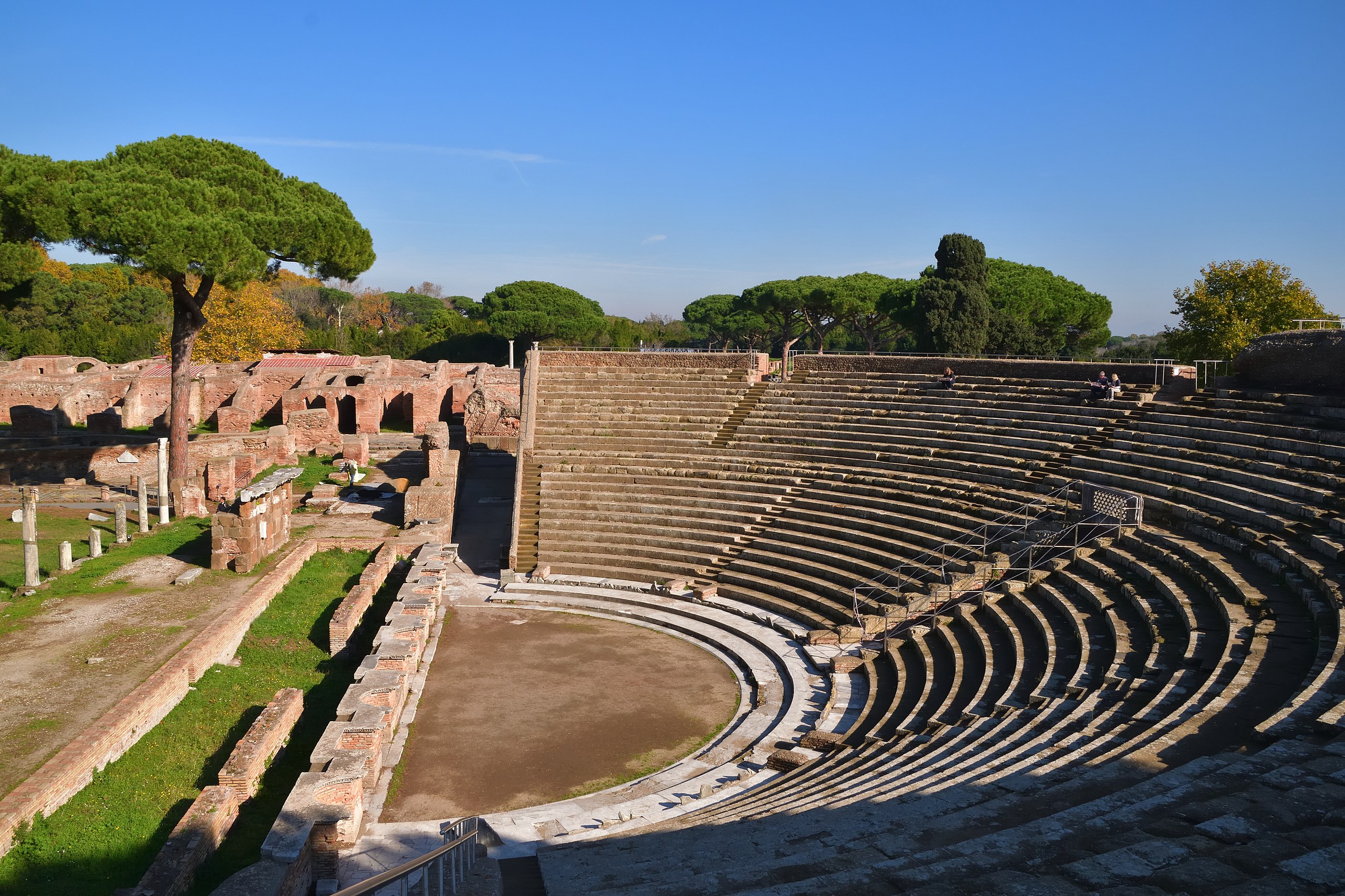 Teatro roman nel sito archeologico di Ostia Antica. L'Ue premia il progetto di inclusione nel sito nell'ambito delle giornale del patrimonio [foto: Wikipedia Commons]