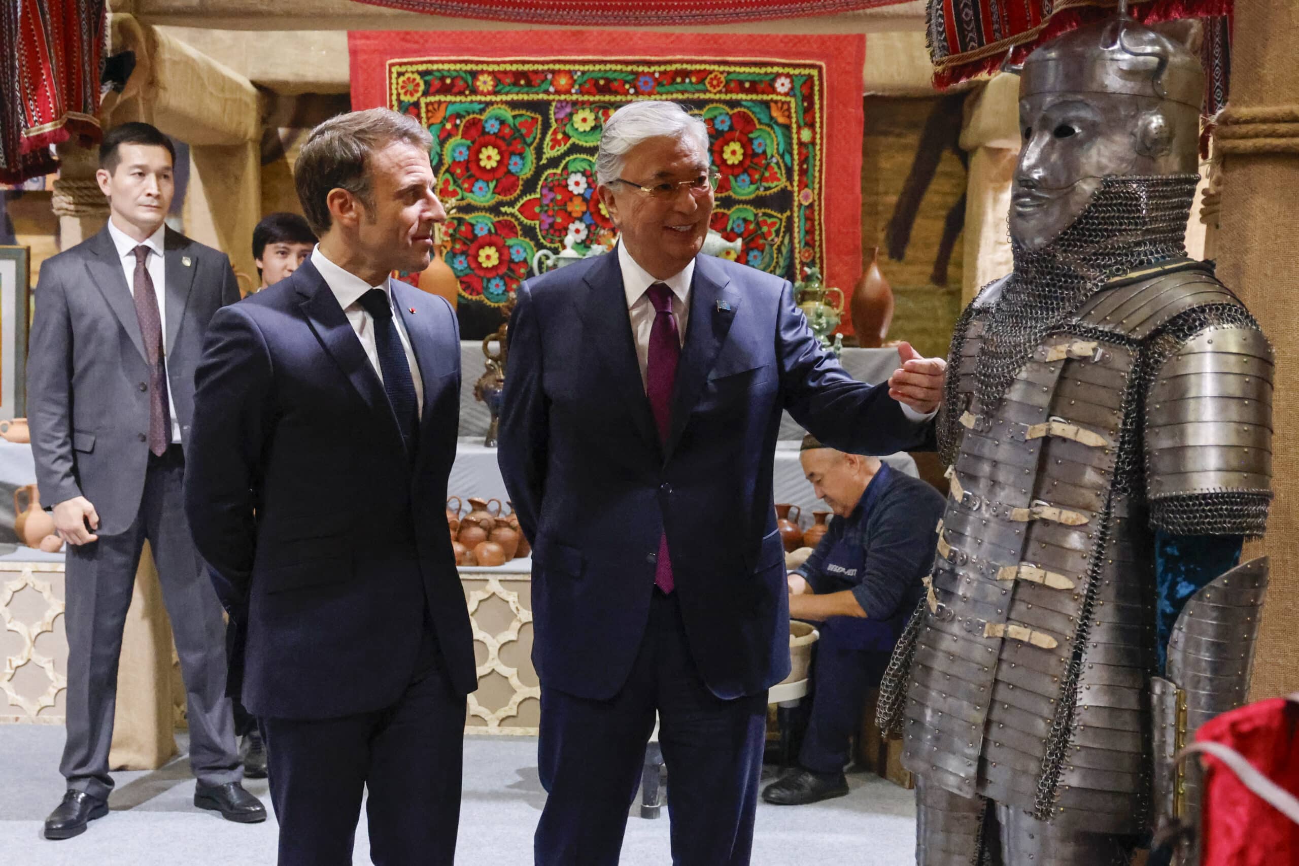 Il presidente francese Emmanuel Macron e il presidente del Kazakistan Kassym-Jomart Tokayev visitano una mostra sulla cultura e le tradizioni del Kazakistan ad Astana il 1 novembre 2023. Foto di Ludovic Marin / AFP