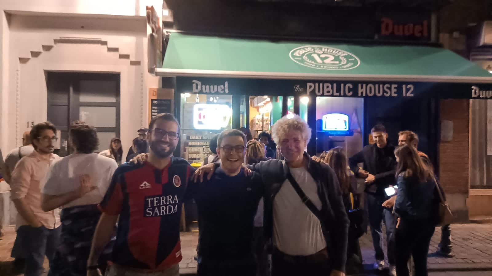 Tifosi del Cagliari Club Bruxelles davanti il pub in cui si ritrovano i romanisti della capitale belga [foto: Emanuele Bonini]