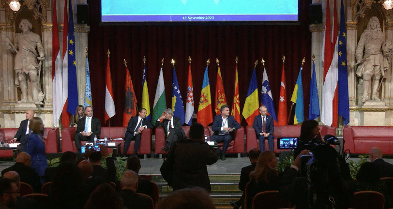 Il ministro dell'Economia, Paolo Gentiloni, sul palco del Vienna Economic Forum [13 novembre 2023]