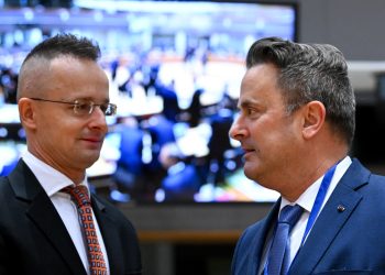 Xavier Bettel (destra), con Péter Szijjarto, ministro degli Esteri e affari europei dell'Ungheria [Bruxelles, 12 dicembre 2023. Foto: European Council]