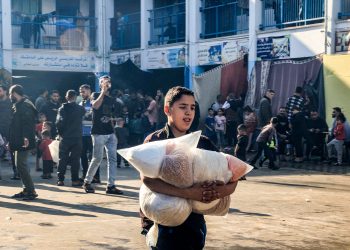 Un giovane palestinese in una scuola dell'Unrwa riconvertita a rifugio (Photo by SAID KHATIB / AFP)