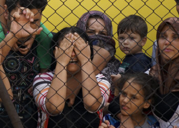 Women and children among Syrian refugees striking at the platform of Budapest Keleti railway station. Refugee crisis. Budapest, Hungary, Central Europe, 4 September 2015. [foto: Wikimedia Commons]