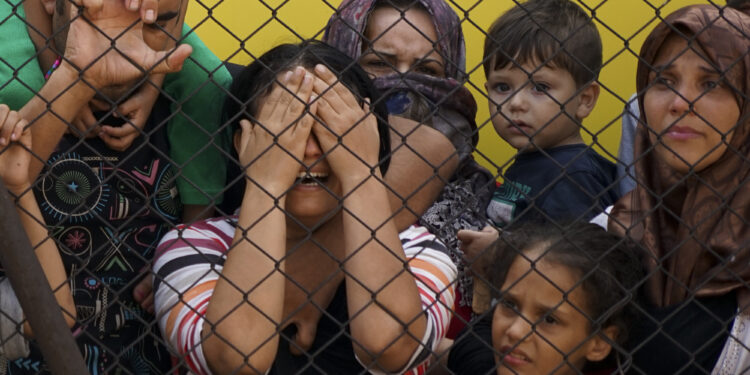 Women and children among Syrian refugees striking at the platform of Budapest Keleti railway station. Refugee crisis. Budapest, Hungary, Central Europe, 4 September 2015. [foto: Wikimedia Commons]