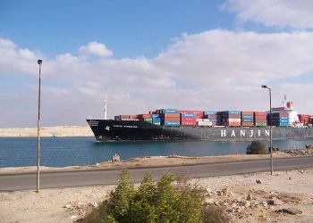 Nave cargo nello stretto di Suez [foto: Daniel Csorfoly, Wikimedia Commons]