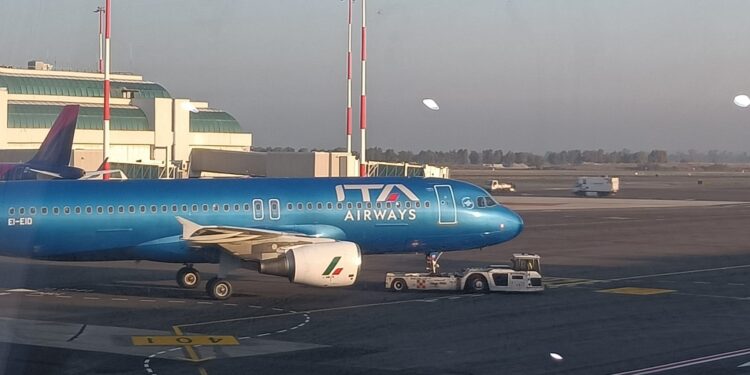 Un velivolo Ita all'aeroporto di Fiumicino [foto: Emanuele Bonini]