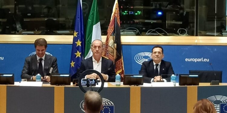 Il presidente della Regione Veneto, Luca Zaia (al centro), il presidente di Rir Air, Federico Zoppas (a sinistra) e il direttore generale di Asi, Luca Salamone (a destra), per la presentazione della seconda edizione di 'Veneto Space Meetings' [Bruxelles, 31 gennaio 2024]