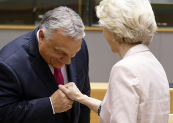 Viktor Orban e Ursula von der Leyen (Photo by Ludovic MARIN / AFP)