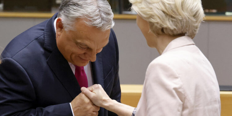 Viktor Orban e Ursula von der Leyen (Photo by Ludovic MARIN / AFP)