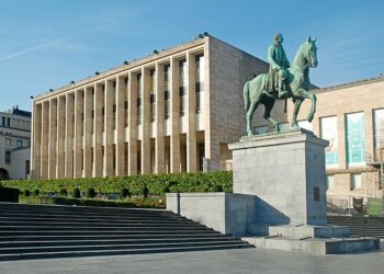 La Biblioteca reale del Belgio, a Bruxelles, con davanti il monumento equestre ad Alberto I [foto: Wikimedia Commons]