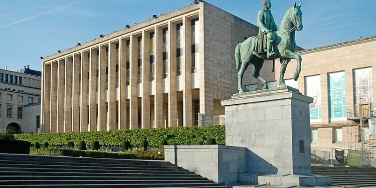 La Biblioteca reale del Belgio, a Bruxelles, con davanti il monumento equestre ad Alberto I [foto: Wikimedia Commons]