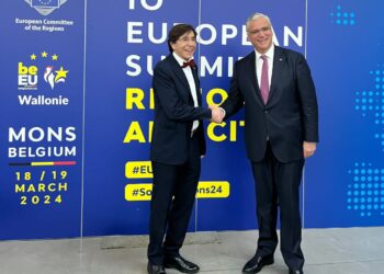 Elio di Rupo (sinistra) con il presidente del Comitato europeo delle regioni, Vasco Cordeiro [Mons, 18 marzo 2024]