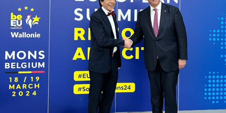 Elio di Rupo (sinistra) con il presidente del Comitato europeo delle regioni, Vasco Cordeiro [Mons, 18 marzo 2024]