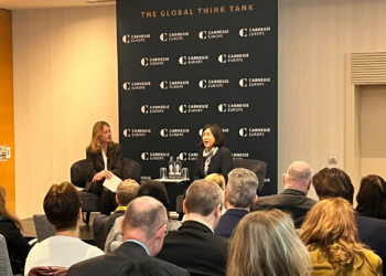 La direttrice di Carnegie Europe, Rosa Balfour, con la rappresentante per il Commercio degli Stati Uniti, Katherine Tai [Bruxelles, 4 aprile 2024. Foto: Carnegie Europe, account X]